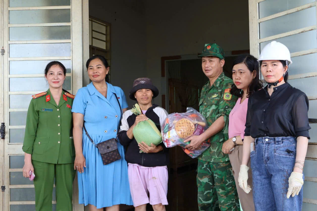 MẶT TRẬN VÀ ĐOÀN THỂ PHỐI HỢP VỚI CƠ QUAN ĐƠN VỊ THĂM HỎI CÁC HỘ DÂN BỊ NGẬP LỤT TẠI BUÔN EA MAR.